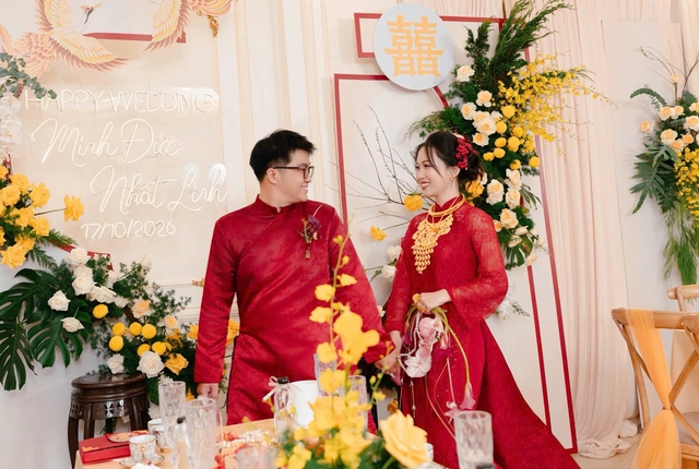 C&ocirc; d&acirc;u mặc đồng phục học sinh bước v&agrave;o lễ đường, ch&uacute; rể bật kh&oacute;c - Ảnh 4.