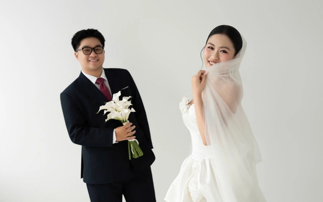 C&ocirc; d&acirc;u mặc đồng phục học sinh bước v&agrave;o lễ đường, ch&uacute; rể bật kh&oacute;c - Ảnh 5.