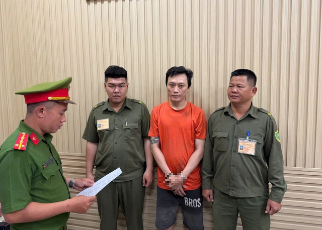 Bắt giam người đ&agrave;n &ocirc;ng cầm gậy đập ph&aacute; &ocirc; t&ocirc; tr&ecirc;n đường ở TP.HCM - Ảnh 1.