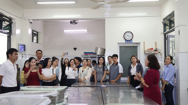 TP.HCM: Cách độc đáo trường công khai đơn vị cung cấp thực phẩm bữa ăn bán trú - Ảnh 12.