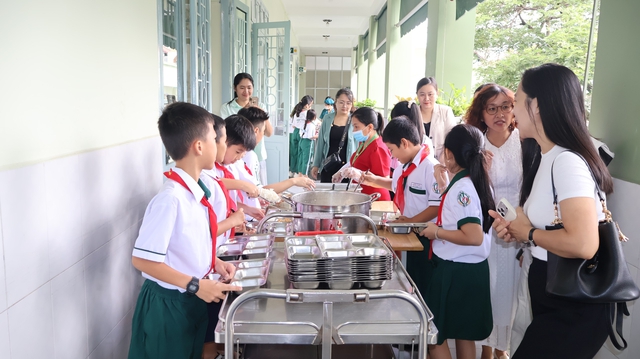 TP.HCM: Cách độc đáo trường công khai đơn vị cung cấp thực phẩm bữa ăn bán trú - Ảnh 14.