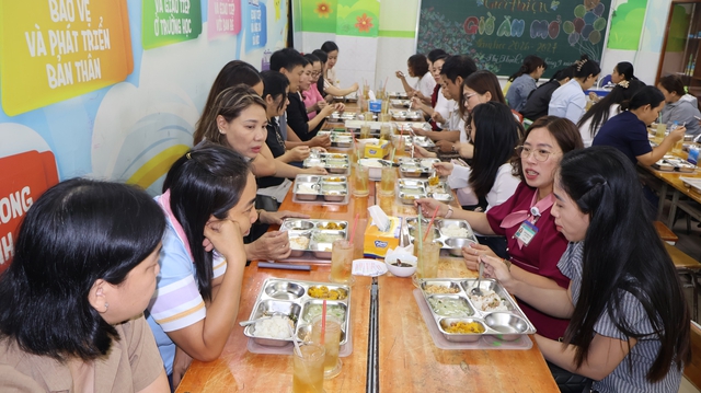 TP.HCM: Cách độc đáo trường công khai đơn vị cung cấp thực phẩm bữa ăn bán trú - Ảnh 17.
