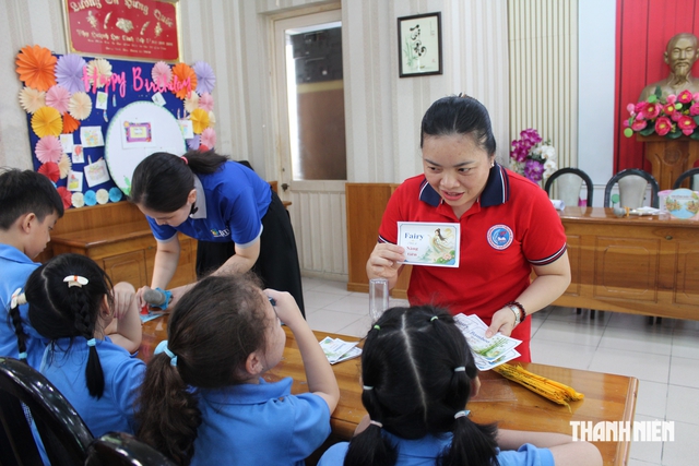 Trường học TP.HCM mời phụ huynh vào xem giờ tiếng Anh mở - Ảnh 4.
