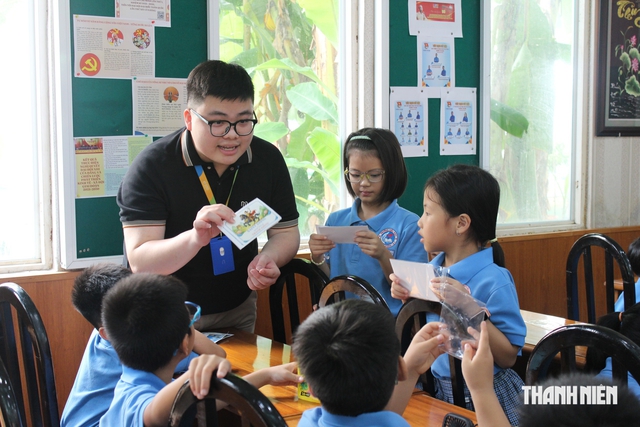Trường học TP.HCM mời phụ huynh vào xem giờ tiếng Anh mở - Ảnh 1.