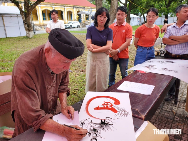 Thư pháp gia cả nước hội tụ về Huế trình diễn 'Hồn Việt qua nét bút'- Ảnh 4.