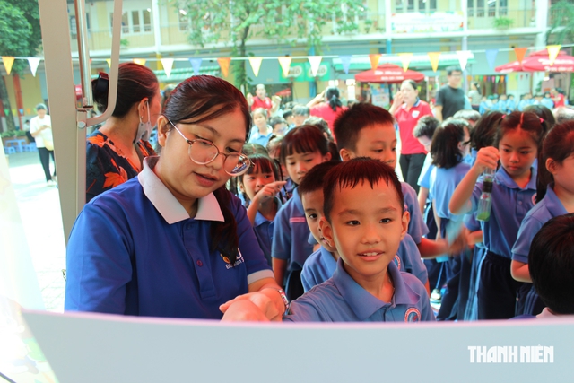 Trường học TP.HCM mời phụ huynh vào xem giờ tiếng Anh mở - Ảnh 8.