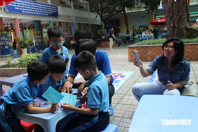 Trường học TP.HCM mời phụ huynh vào xem giờ tiếng Anh mở - Ảnh 7.
