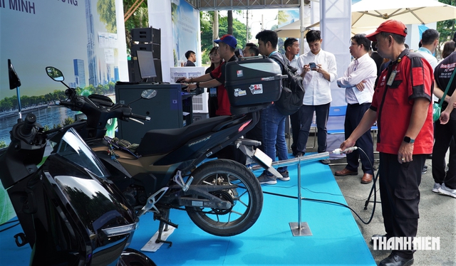 Cán bộ Sở Xây dựng TP.HCM nhận xe máy điện, thí điểm kiểm định khí thải - Ảnh 3.