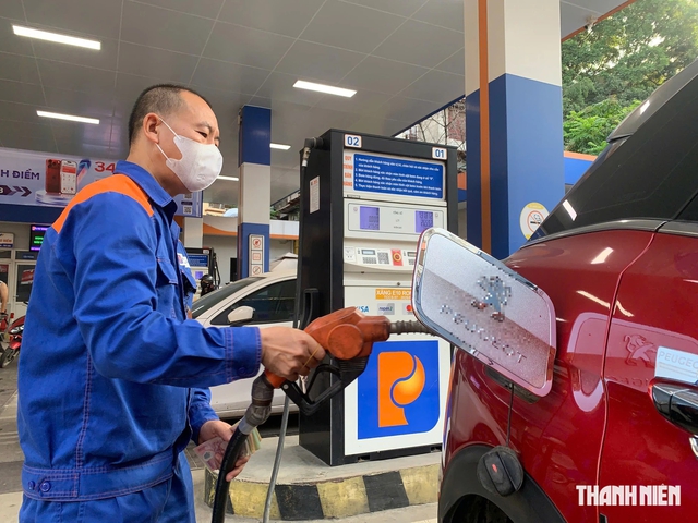 PVOIL và Petrolimex chủ động bán xăng dầu dưới giá trần- Ảnh 1.