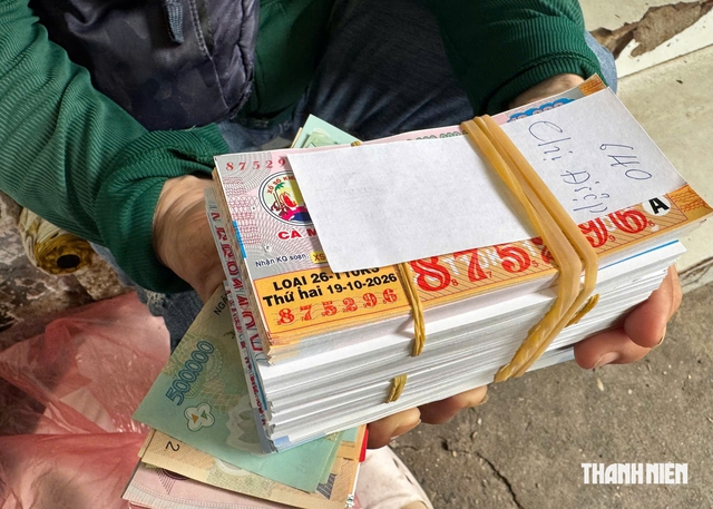 Vòng xoáy đường cùng sinh kế, người bán vé số dạo gánh bao nhiêu rủi ro?- Ảnh 2.