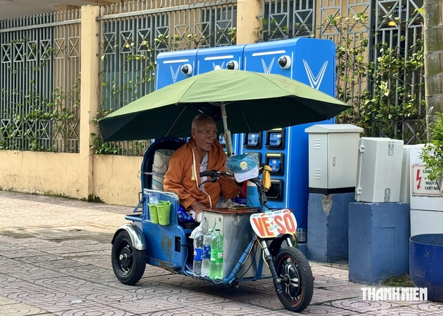 Vòng xoáy đường cùng sinh kế: Phải bảo vệ người bán vé số dạo- Ảnh 1.