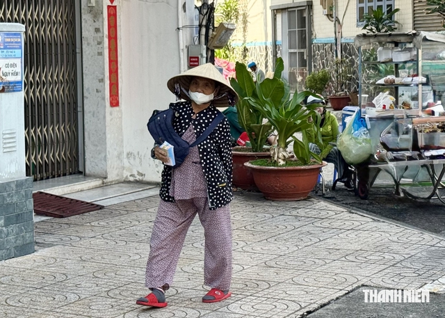 Vòng xoáy đường cùng sinh kế, người bán vé số dạo gánh bao nhiêu rủi ro?- Ảnh 1.