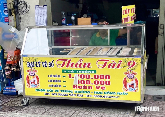 Vòng xoáy đường cùng sinh kế, người bán vé số dạo gánh bao nhiêu rủi ro?- Ảnh 3.