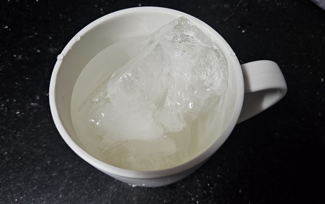 Uống nước đá: Người mắc bệnh tim mạch cần lưu ý điều gì? - Ảnh 1.