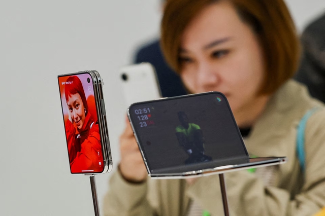 iPhone Duo chưa hết sức nóng, Apple đã tính đến bản màn hình rộng hơn - Ảnh 1.