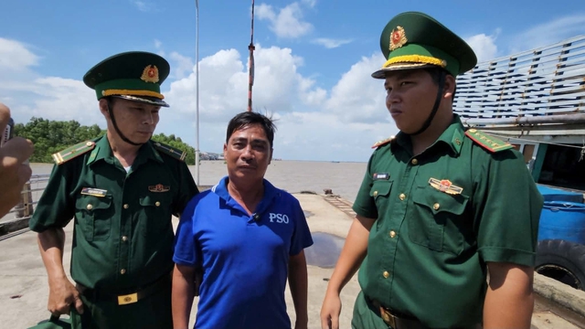 Vụ 4 ngư d&acirc;n Mũi N&eacute; ch&igrave;m t&agrave;u giữa biển được cứu: X&uacute;c động l&uacute;c v&agrave;o bờ- Ảnh 2.