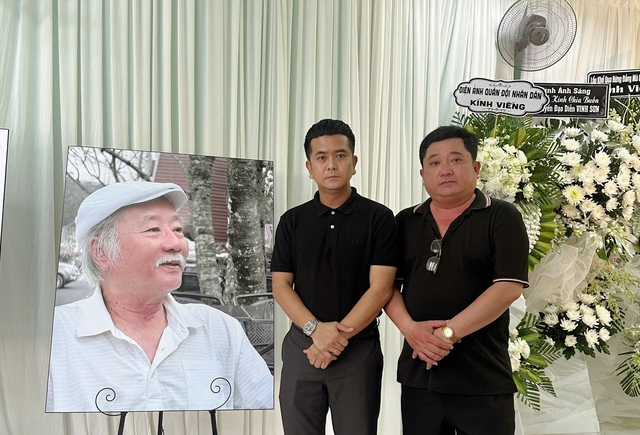 'Thằng C&ograve;' Ph&ugrave;ng Ngọc, H&ugrave;ng Thuận lặng lẽ viếng đ&aacute;m tang đạo diễn 'Đất phương Nam'- Ảnh 3.