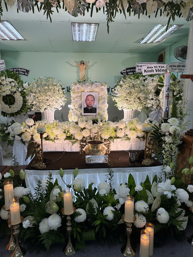 'Thằng C&ograve;' Ph&ugrave;ng Ngọc, H&ugrave;ng Thuận lặng lẽ viếng đ&aacute;m tang đạo diễn 'Đất phương Nam'- Ảnh 2.