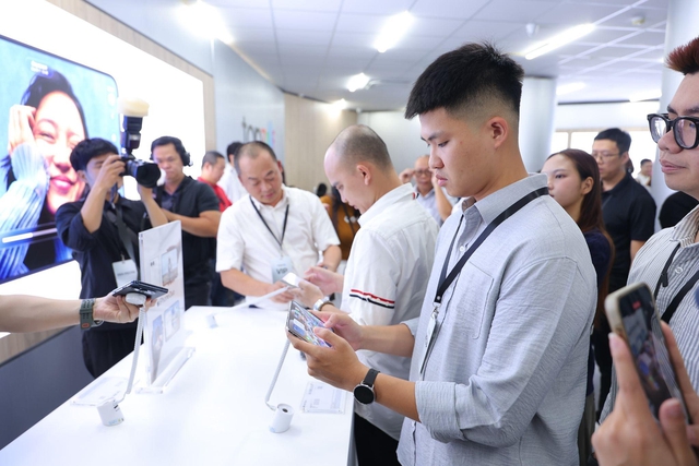 Dân công nghệ đến TopZone trải nghiệm độ mượt và đa nhiệm đỉnh cao của iPhone Duo - Ảnh 3.