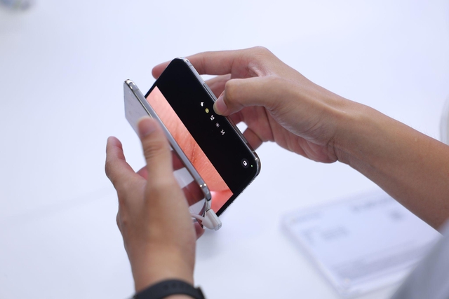 Dân công nghệ đến TopZone trải nghiệm độ mượt và đa nhiệm đỉnh cao của iPhone Duo - Ảnh 4.
