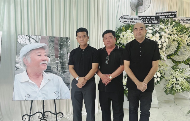 'Thằng C&ograve;' Ph&ugrave;ng Ngọc, H&ugrave;ng Thuận lặng lẽ viếng đ&aacute;m tang đạo diễn 'Đất phương Nam'- Ảnh 1.