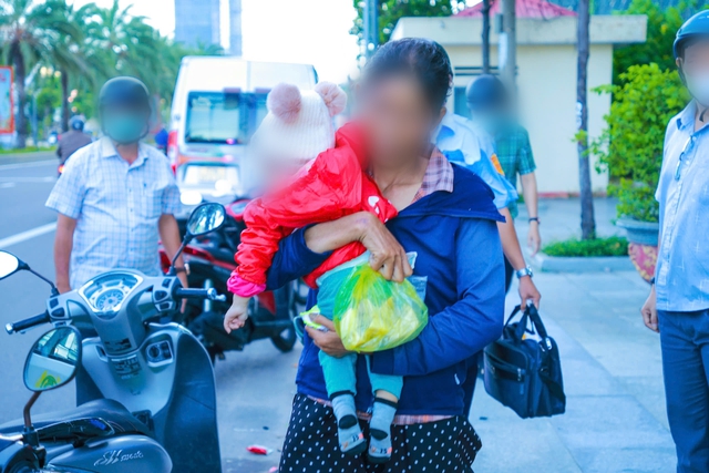 Làm rõ vụ người phụ nữ bế bé gái đi xin tiền ở Quy Nhơn- Ảnh 1.