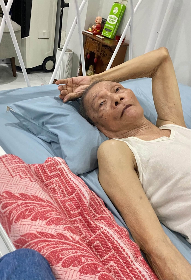 Thương nh&agrave; văn Đo&agrave;n Thạch Biền '&Aacute;o trắng' giờ nằm một chỗ, nh&igrave;n ngắm quanh nh&agrave;...- Ảnh 4.