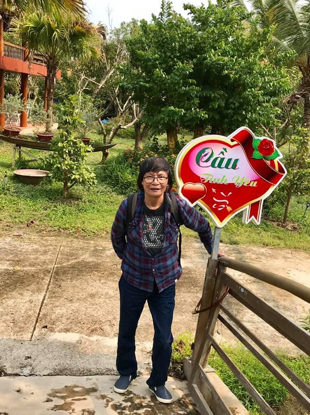 Thương nh&agrave; văn Đo&agrave;n Thạch Biền '&Aacute;o trắng' giờ nằm một chỗ, nh&igrave;n ngắm quanh nh&agrave;...- Ảnh 1.