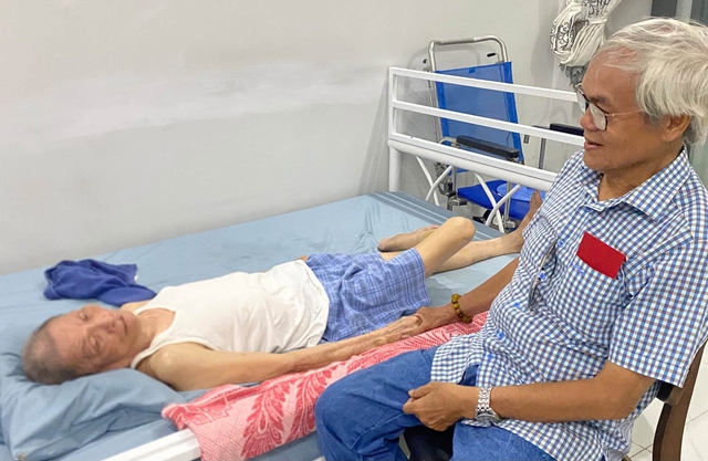 Thương nh&agrave; văn Đo&agrave;n Thạch Biền '&Aacute;o trắng' giờ nằm một chỗ, nh&igrave;n ngắm quanh nh&agrave;...- Ảnh 3.