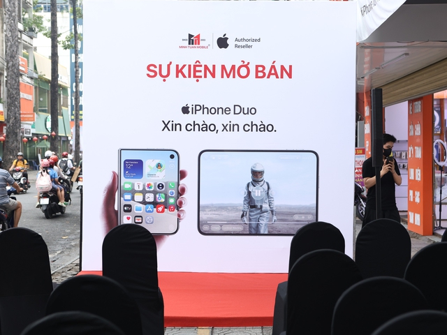 Những chiếc iPhone Duo đầu tiên đến tay người dùng Việt Nam - Ảnh 1.