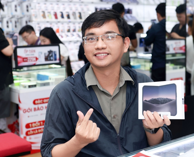 Những chiếc iPhone Duo đầu tiên đến tay người dùng Việt Nam - Ảnh 2.