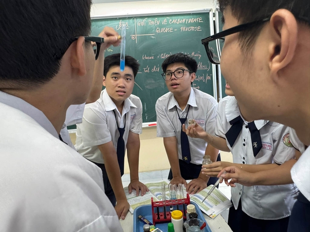 Giáo viên nói gì về đề xuất tăng định mức tiết dạy? - Ảnh 2.