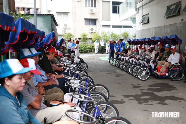 Người khuyết tật bán vé số ở TP.HCM có thêm phương tiện để mưu sinh - Ảnh 2.