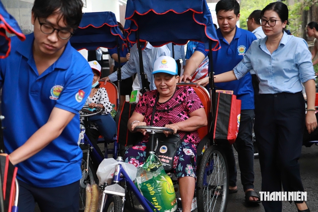 Người khuyết tật bán vé số ở TP.HCM có thêm phương tiện để mưu sinh - Ảnh 4.