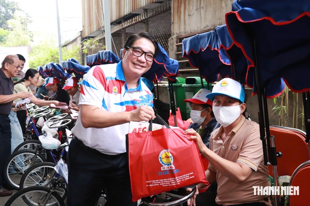Người khuyết tật bán vé số ở TP.HCM có thêm phương tiện để mưu sinh - Ảnh 3.