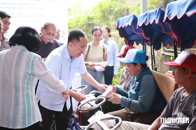 Người khuyết tật bán vé số ở TP.HCM có thêm phương tiện để mưu sinh - Ảnh 1.