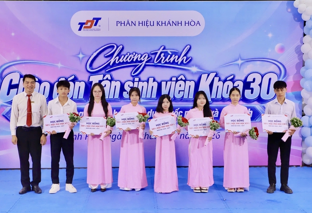 Trường ĐH Tôn Đức Thắng trao 36 suất học bổng cho sinh viên tại Khánh Hòa - Ảnh 2.