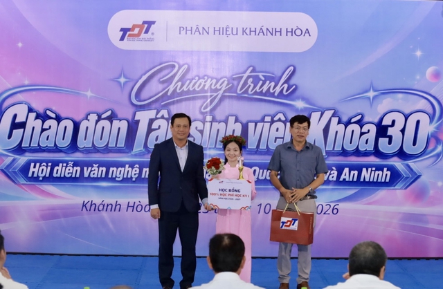 Trường ĐH Tôn Đức Thắng trao 36 suất học bổng cho sinh viên tại Khánh Hòa - Ảnh 1.