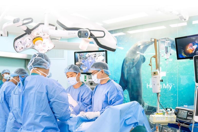 'Lâm sàng xuất sắc – Chăm sóc toàn diện' từ phòng mổ đến giường bệnh - Ảnh 1.