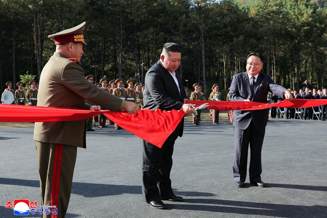 Rộ tin lãnh đạo Triều Tiên Kim Jong-un qua cầu mới, gặp Thủ tướng Trung Quốc- Ảnh 2.