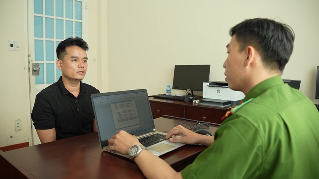 C&ocirc;ng an TP.HCM bắt 'n&oacute;ng' kẻ d&ugrave;ng dao cướp tiệm v&agrave;ng - Ảnh 1.