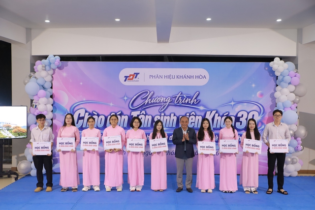 Trường ĐH Tôn Đức Thắng trao 36 suất học bổng cho sinh viên tại Khánh Hòa - Ảnh 3.