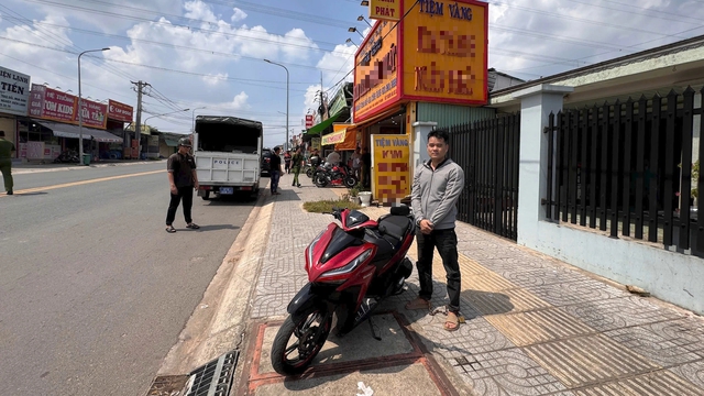 C&ocirc;ng an TP.HCM bắt 'n&oacute;ng' kẻ d&ugrave;ng dao cướp tiệm v&agrave;ng - Ảnh 2.