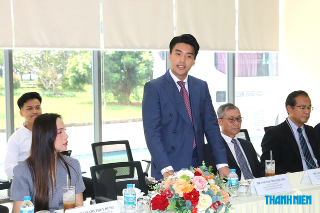 Đại biểu c&aacute;c th&agrave;nh phố đối t&aacute;c kinh tế khảo s&aacute;t Khu c&ocirc;ng nghiệp Ph&uacute; Mỹ 3 - Ảnh 2.