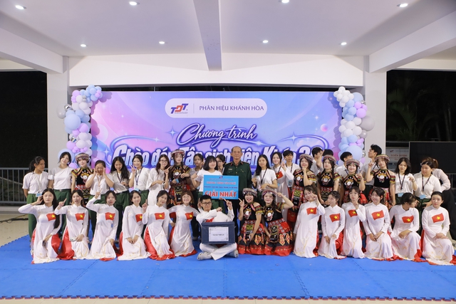 Trường ĐH Tôn Đức Thắng trao 36 suất học bổng cho sinh viên tại Khánh Hòa - Ảnh 4.