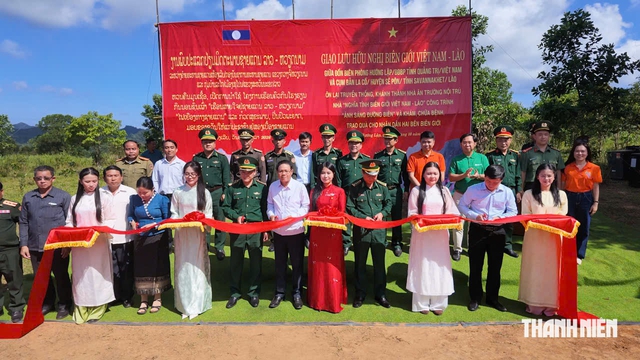 'Theo dấu chân bác sĩ' sang Lào khám bệnh và tặng quà- Ảnh 1.