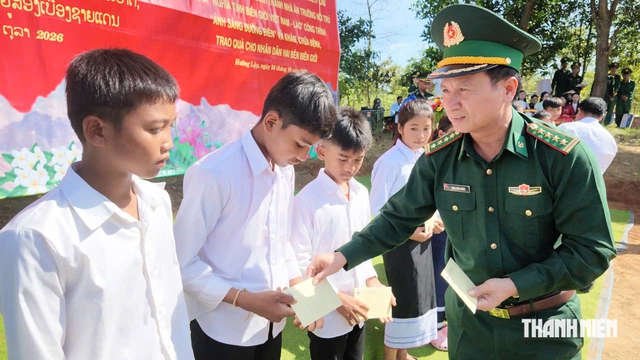 'Theo dấu chân bác sĩ' sang Lào khám bệnh và tặng quà- Ảnh 4.