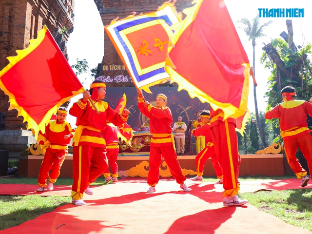 Biểu diễn trống trận Quang Trung, võ cổ truyền Bình Định tại Tháp Đôi ở Quy Nhơn- Ảnh 4.