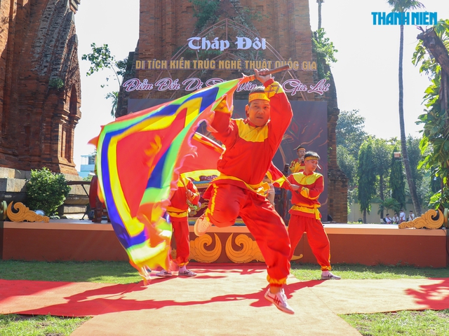 Biểu diễn trống trận Quang Trung, võ cổ truyền Bình Định tại Tháp Đôi ở Quy Nhơn- Ảnh 5.