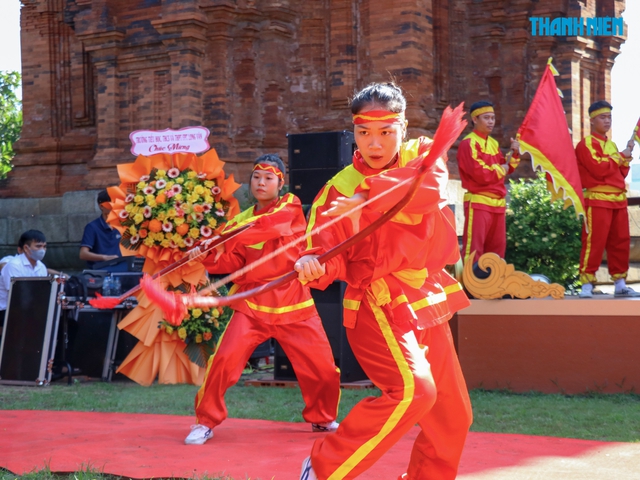 Biểu diễn trống trận Quang Trung, võ cổ truyền Bình Định tại Tháp Đôi ở Quy Nhơn- Ảnh 3.